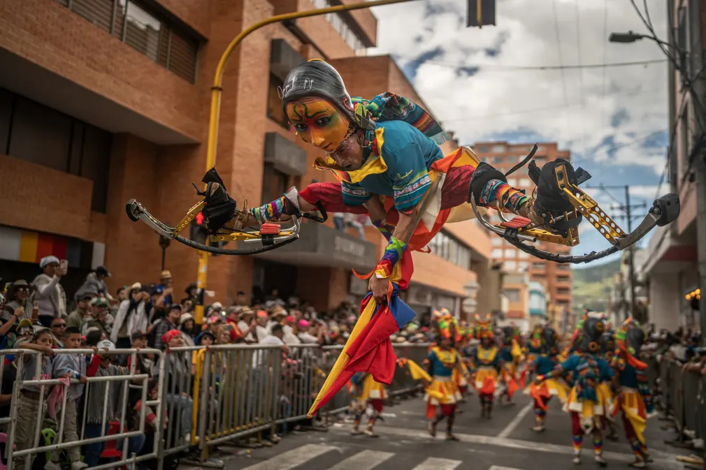 Các nghệ sĩ tham gia cuộc diễu hành Canto a la Tierra - một phần của lễ hội Blancos y Negros ở Pasto (Colombia). (Ảnh: Diego Cuevas/Getty Images)