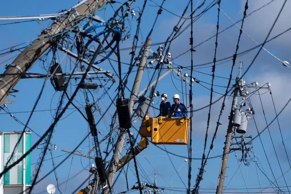 Công nhân sửa chữa cột điện sau trận động đất kinh hoàng ở Suzu (Nhật Bản). (Ảnh: Tomohiro Ohsumi/Getty Images)