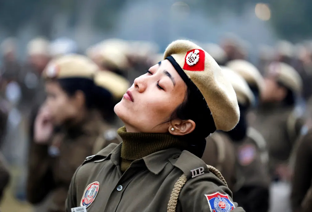 Nữ sĩ quan cảnh sát tham gia buổi diễn tập cho cuộc diễu hành Ngày Cộng hòa ở Delhi (Ấn Độ). (Ảnh: Sahiba Chawdhary/Reuters)