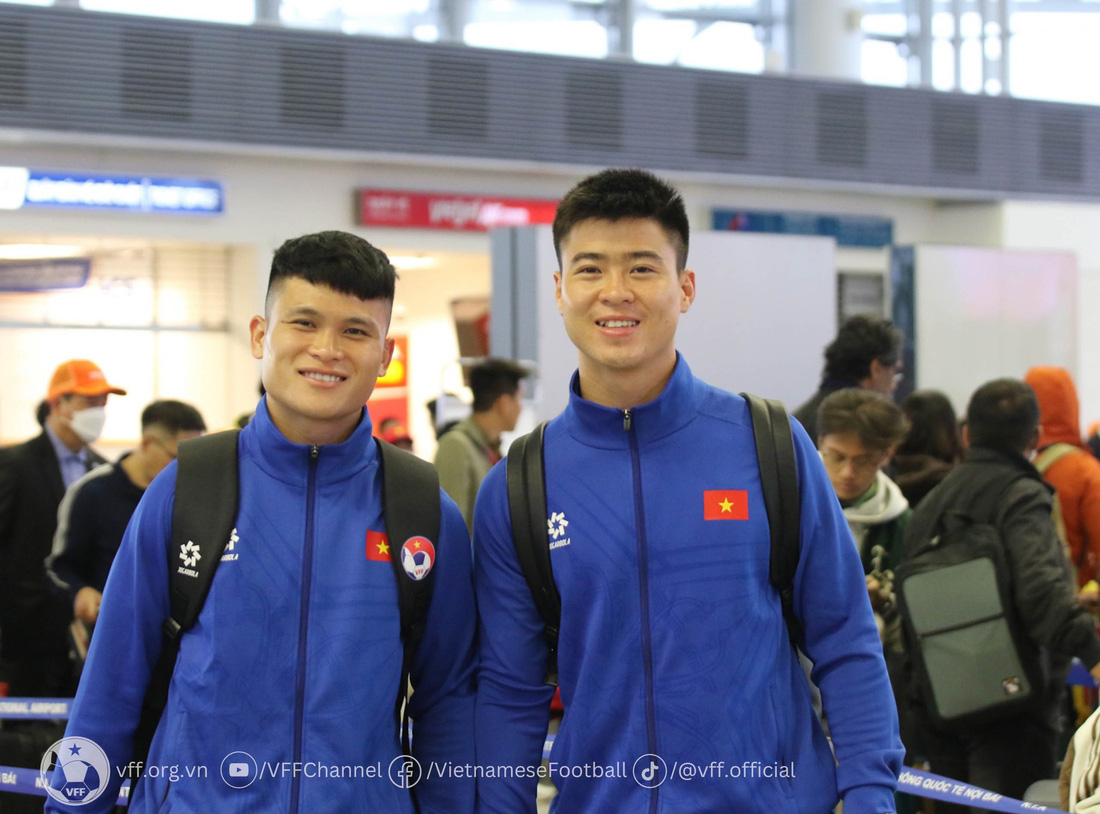 Các thành viên đội tuyển Việt Nam trước giờ khởi hành đi Qatar tập huấn. (Ảnh: VFF)