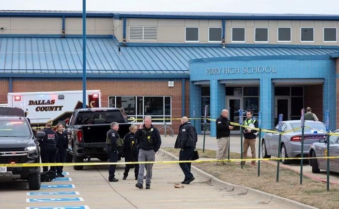 Cơ quan chức năng phong tỏa hiện trường vụ xả súng tại trường trung học Perry ở Perry, Iowa, Mỹ vào ngày 4 tháng 1 năm 2024. Ảnh: Reuters    