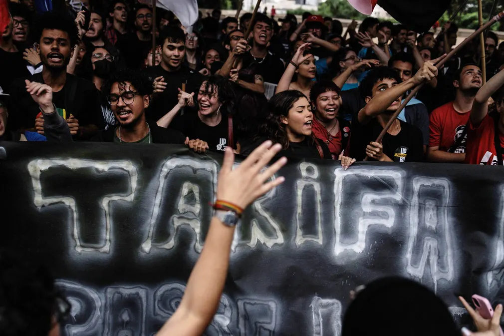 Sinh viên biểu tình phản đối kế hoạch tăng giá vé phương tiện giao thông công cộng ở Sao Paulo (Brazil). (Ảnh: Isaac Fontana/EPA)