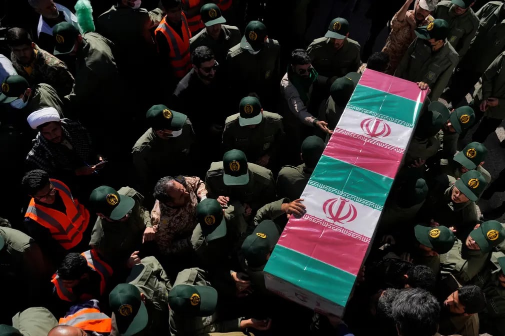 Lực lượng Vệ binh Cách mạng quan tài phủ cờ trong lễ tang các nạn nhân trong vụ đánh bom ở Kerman (Iran). (Ảnh: Vahid Salemi/AP)