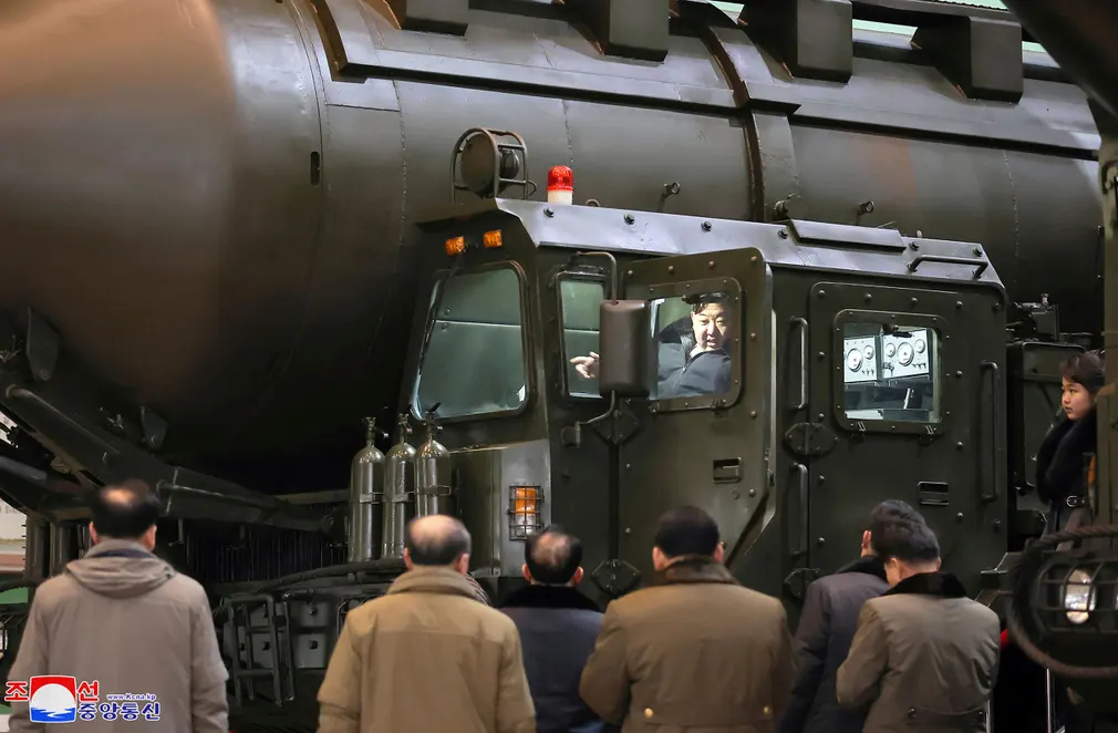 Ông Kim Jong - un ngồi trong buồng lái của bệ phóng tên lửa ở Triều Tiên. (Ảnh: Korea News Service/AP)