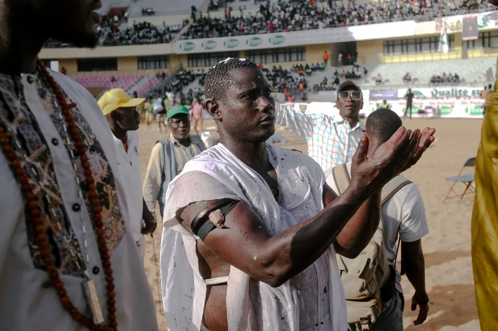 Một đô vật cầu nguyện trước trận đấu tại National Arena (Pikine, Sénégal). (Ảnh: Carmen Abd Ali/AFP/Getty Images)