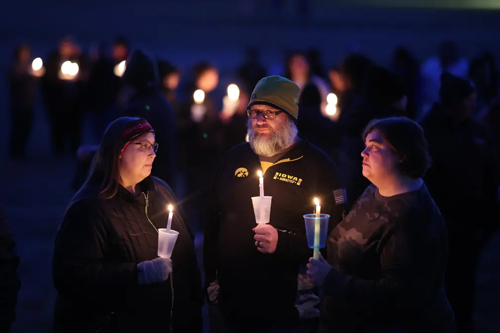 Người dân tập trung tại Công viên Wiese (Perry, Iowa, Mỹ) để thắp nến cầu nguyện sau vụ xả súng ở trường học. (Ảnh: Scott Olson/Getty Images)