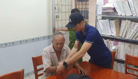Phan Thanh Việt sau khi lẩn trốn 43 năm bị bắt giữ lúc 71 tuổi. Ảnh: Công an Quảng Ngãi