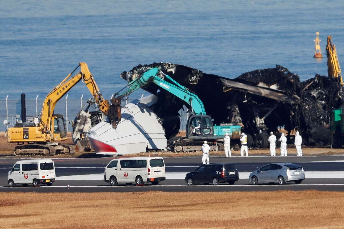 Mảnh vỡ của chiếc máy bay Airbus A350 được di dời khỏi Sân bay Quốc tế Haneda (Tokyo, Nhật Bản). (Ảnh: REUTERS/Issei Kato)