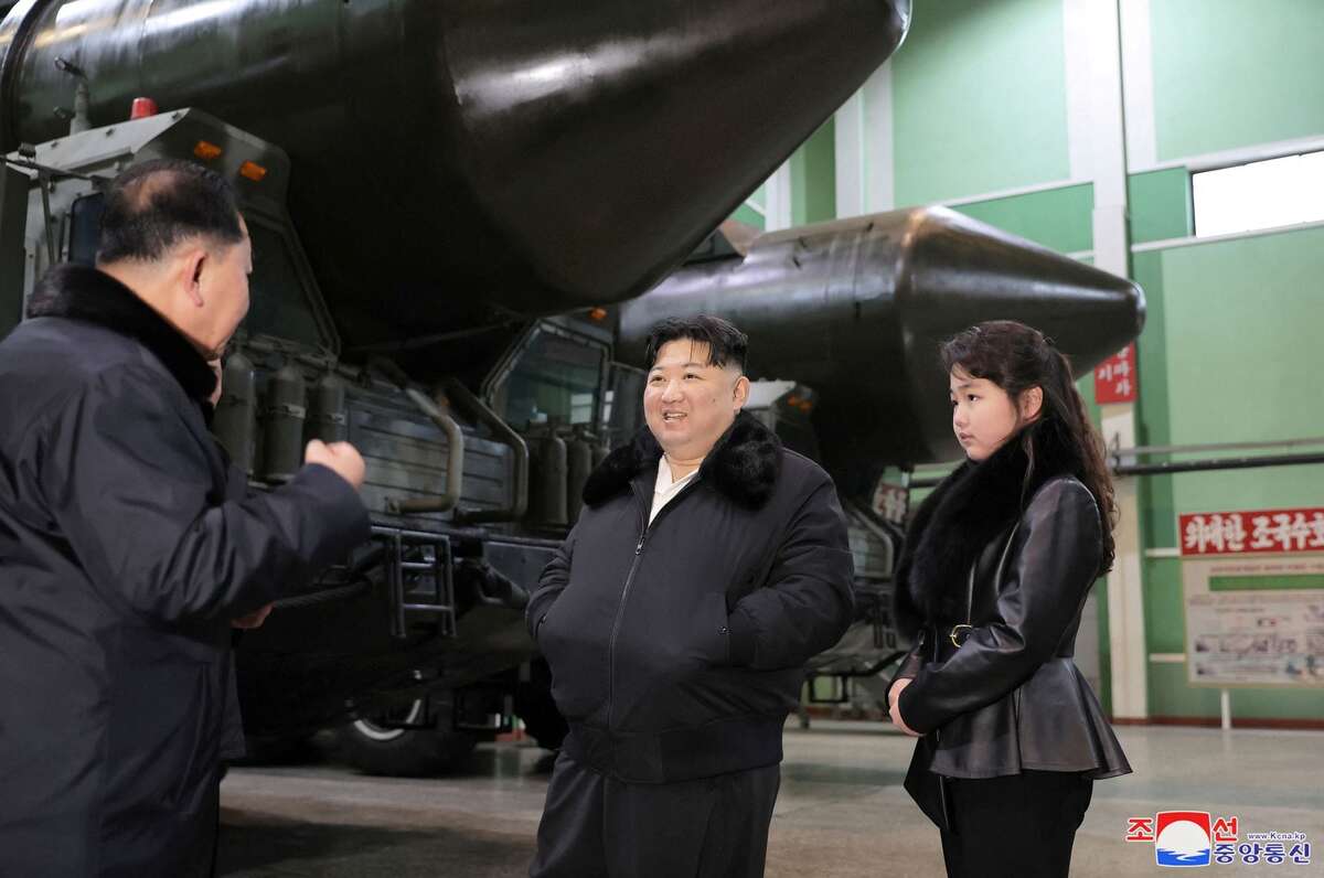 Nhà lãnh đạo Kim Jong Un cùng con gái Kim Ju Ae đến thăm một nhà máy sản xuất xe quân sự ở Triều Tiên. (Ảnh: KCNA/REUTERS)