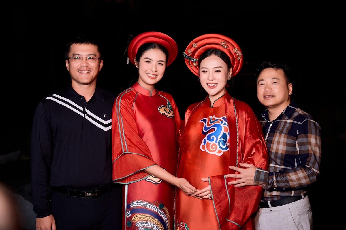 Vợ chồng Hoa hậu Ngọc Hân chụp ảnh kỷ niệm cùng vợ chồng Phương Oanh.