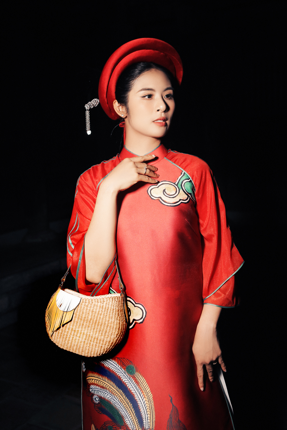 Hoa hậu Ngọc Hân nền nã, dịu dàng trong áo dài Tết.