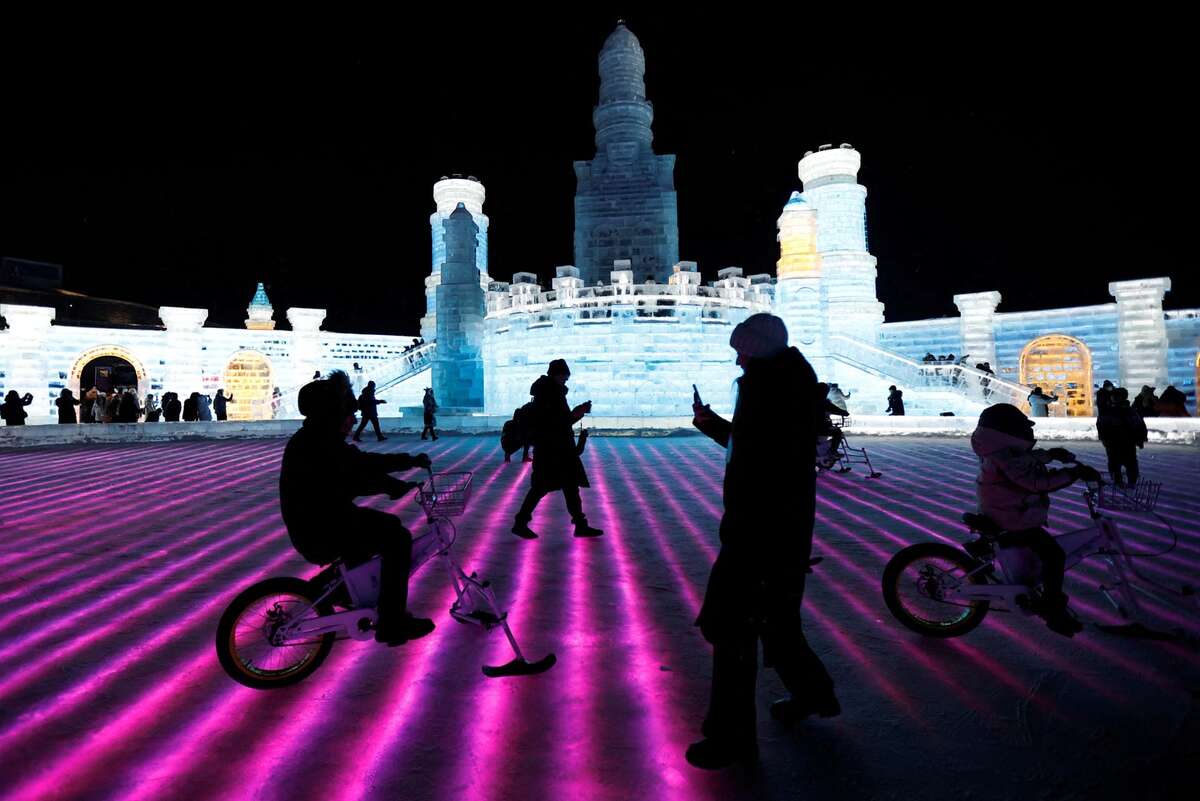 Du khách vui chơi tại Lễ hội băng tuyết quốc tế Cáp Nhĩ Tân (Trung Quốc). (Ảnh: REUTERS/Tingshu Wang)