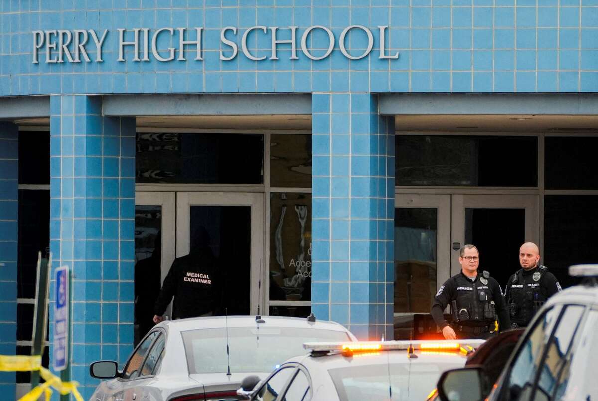 Cảnh sát có mặt tại vụ xả súng tại trường trung học Perry (Iowa, Mỹ). (Ảnh: REUTERS/Cheney Orr)