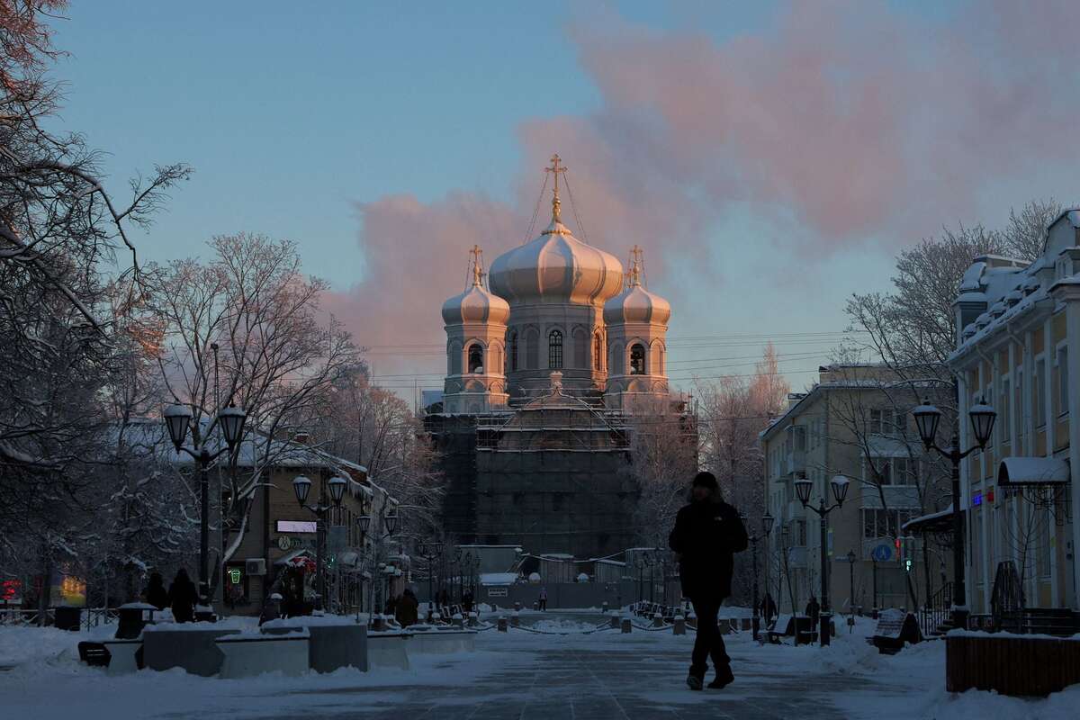 Hơi nước bốc lên phía sau Nhà thờ St. Paul (Gatchina, Nga) vào một ngày băng giá. (Ảnh: REUTERS/Anton Vaganov)
