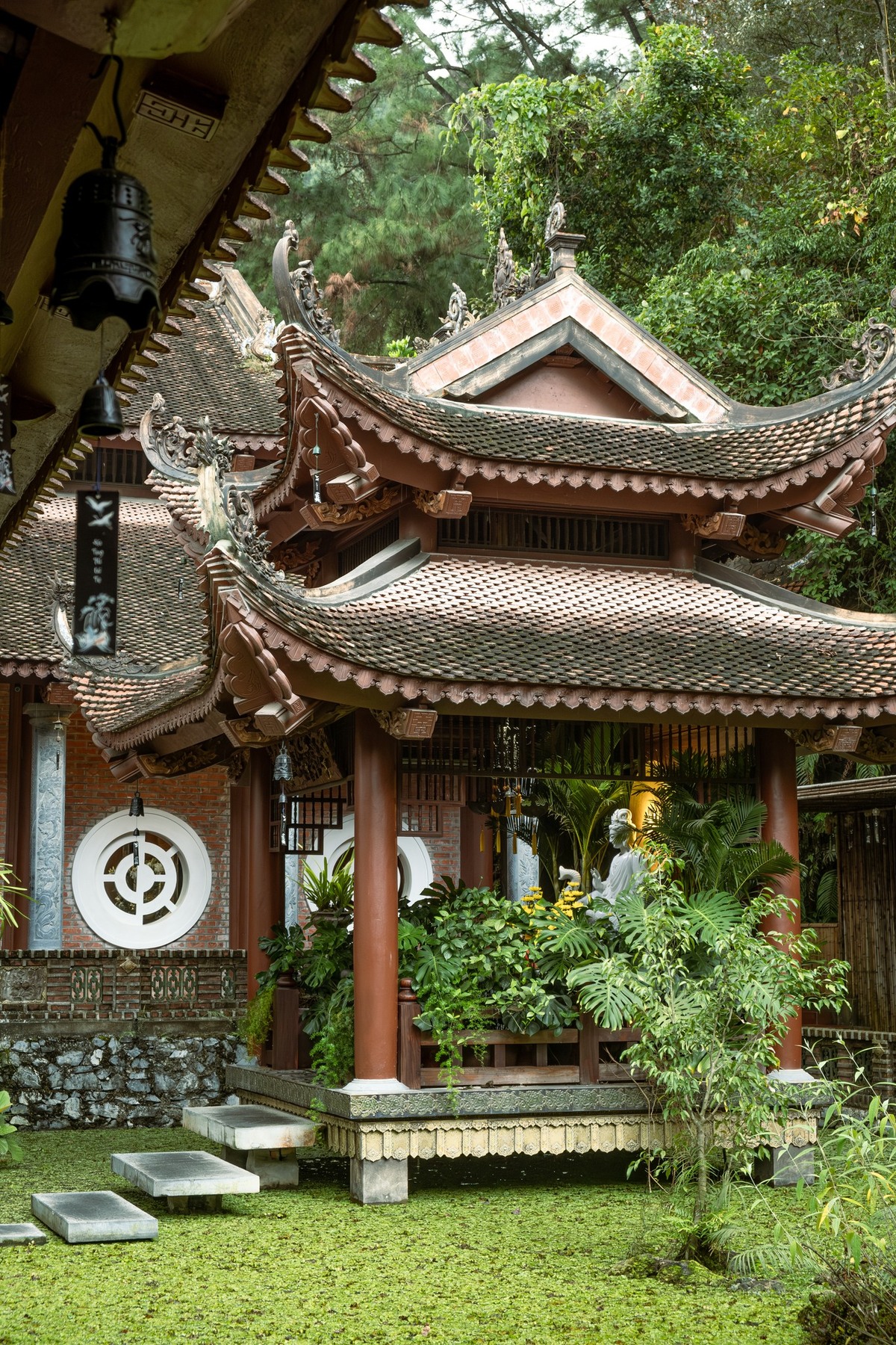 Khoảng 200 - 300 năm trước, ngôi chùa bị lãng quên, không có sư trụ trì, kiến trúc của ngôi chùa cũng có phần bị hao mòn, cây cối mọc rậm rạp ở xung quanh. Tới tháng 12 năm 2015, đại đức Thích Minh Quang đã tới chùa và bắt đầu tiếp nhận, tu sửa lại kiến trúc của ngôi chùa. Kể từ đây chùa Đùng cũng đã được đổi tên thành Địa Tạng Phi Lai Tự.