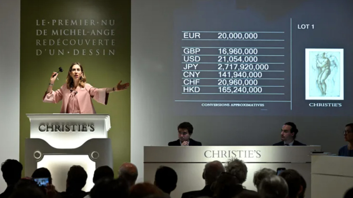 Nhà đấu giá Victoire Gineste ra hiệu khi bà xét xử một bức vẽ gần đây được phát hiện lại của Michelangelo, bức tranh khỏa thân đầu tiên được biết đến của nghệ sĩ, với giá 20 triệu euro (21,9 triệu USD) tại nhà đấu giá Christie’s ở Paris vào ngày 18 tháng 5 năm 2022. Ảnh Emmanuel Dunand | Afp