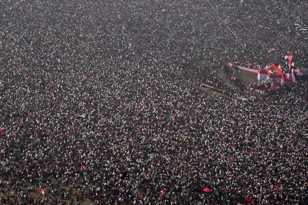 Các nhà hoạt động phong trào cánh tả tham dự một cuộc biểu tình trước cuộc tổng tuyển cử ở Kolkata (Ấn Độ). (Ảnh: Dibyangshu Sarkar/AFP/Getty Images)