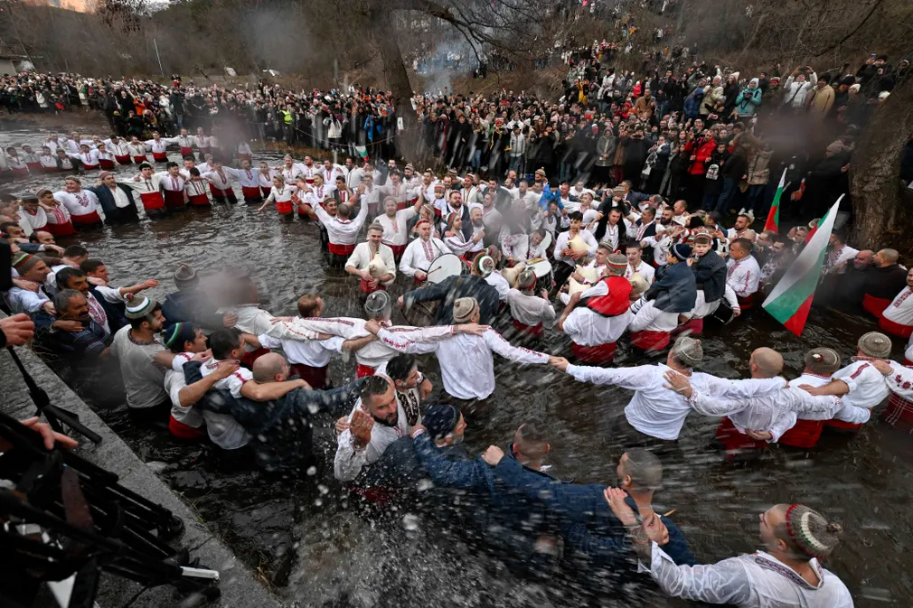 Người dân biểu diễn điệu nhảy Horo truyền thống trên sông Tundzha (Kalofer, Bulgaria) nhân ngày Lễ Hiển Linh. (Ảnh: Nikolay Doychinov/AFP/Getty Images)