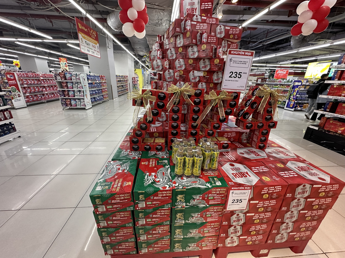 Dù chỉ còn khoảng 1 tháng nữa là đến Tết nhưng các siêu thị vẫn thưa thớt khách quan tâm sản phẩm bia