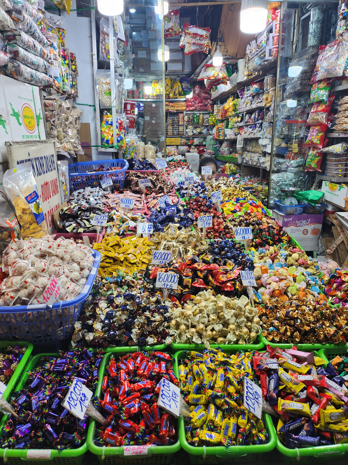 Thậm chí các loại kẹo na ná nhiều thương hiệu có tiếng được bán theo kg, giá từ 120.000 đồng/kg. Ảnh Trịnh Anh