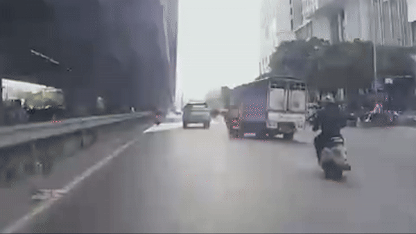 Xe tải tông xe máy rồi bỏ chạy.