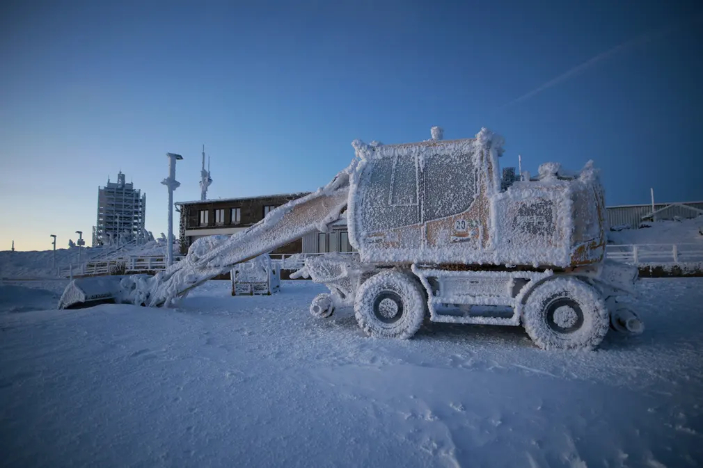 Chiếc máy xúc ở núi Brocken (Schierke, Đức) bị bao phủ bởi một lớp băng khi nhiệt độ giảm xuống -16 độ C. (Ảnh: Matthias Bein/AP)