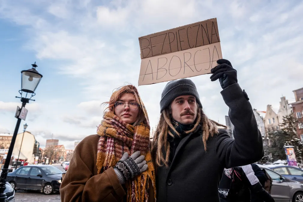 Những người tham gia biểu tình, gây áp lực lên chính phủ về lời hứa hợp pháp hóa việc phá thai ở Ba Lan. (Ảnh: Agnieszka Pazdykiewicz/Sopa/Rex/Shutterstock)