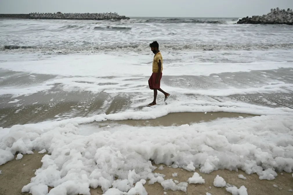 Người đàn ông đi ngang qua bãi biển Marina (Chennai, Ấn Độ) bị ô nhiễm nặng nề. (Ảnh: R Satish Babu/AFP/Getty Images)