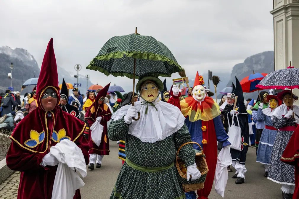 Người dân mặc trang phục truyền thống, đánh dấu sự mở đầu của mùa lễ hội tại Brunnen (Thụy Sĩ). (Ảnh: Urs Flueeler/AP)