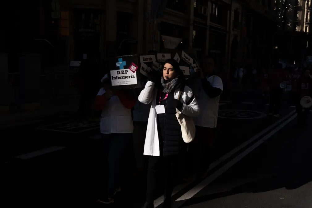 Các thành viên của hiệp hội y tá ở Catalonia (Barcelona, ​​Tây Ban Nha) biểu tình yêu cầu mức lương cao hơn. (Ảnh: Eric Renom/LaPresse/Rex/Shutterstock)