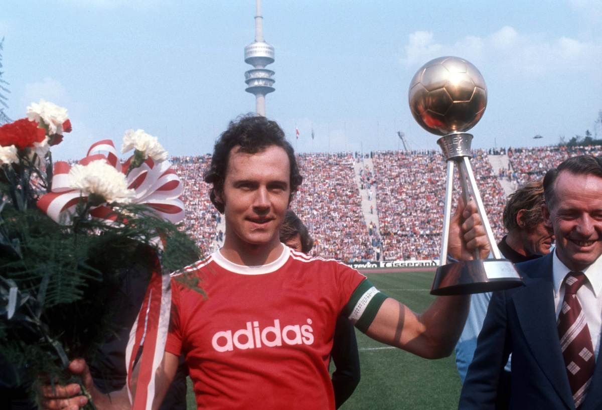 Franz Beckenbauer là một trong ba người duy nhất từng vô địch World Cup trên cả tư cách cầu thủ, lẫn HLV    