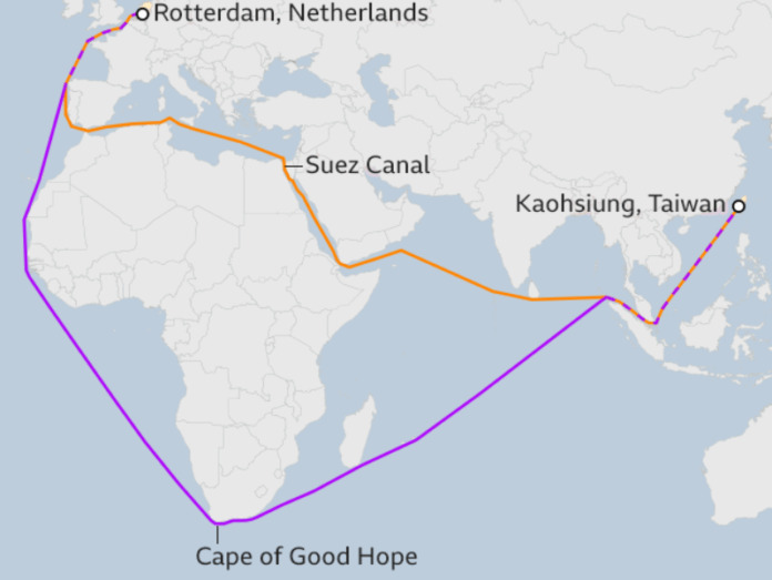 Nếu một tàu container phải đi vòng qua Mũi Hảo Vọng ở phía Nam châu Phi (đường màu tím), thay vì qua kênh Suez (đường màu cam) để vận chuyển hàng hóa đến New York, thì thời gian vận chuyển của một lô hàng sẽ tăng thêm từ 13 - 15 ngày.