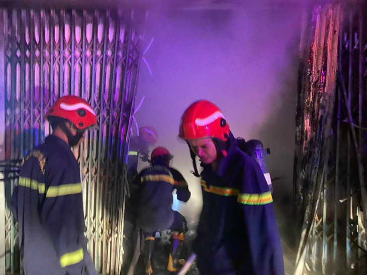 Lực lượng chức năng dập tắt đám cháy và tìm kiếm nạn nhân. 