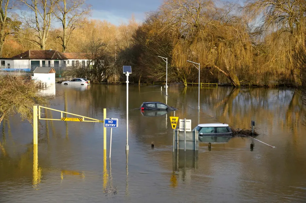 Những chiếc ô tô bị bỏ lại trong bãi đỗ xe ngập nước ở Oxfordshire (Vương quốc Anh). (Ảnh: Andrew Matthews/PA)