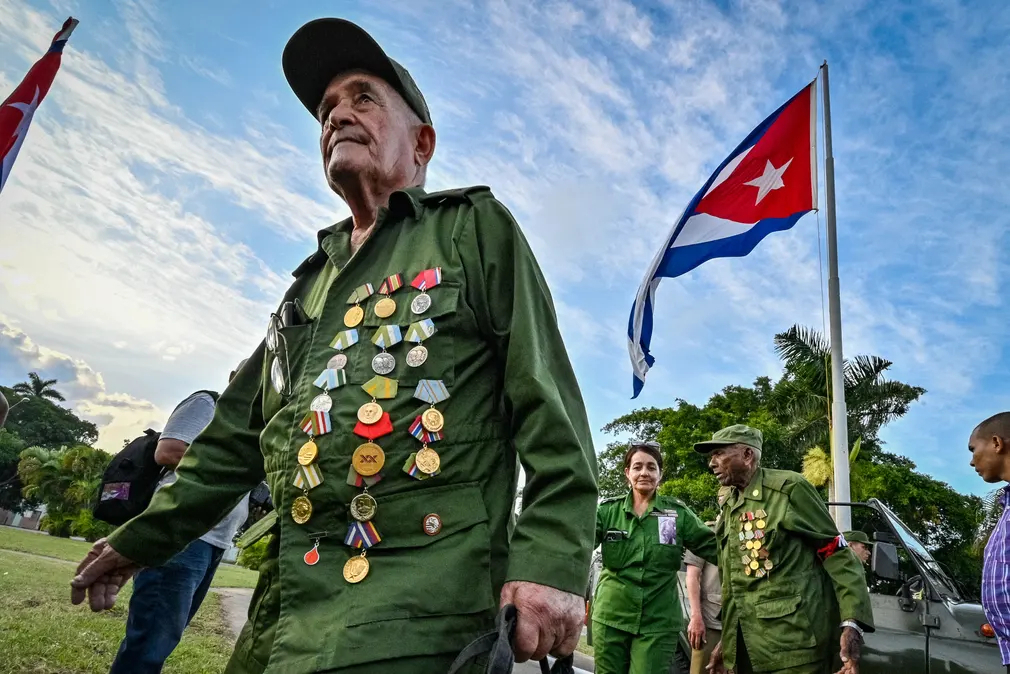 Các cựu chiến binh tham gia cuộc diễu hành kỷ niệm 65 năm ngày Fidel Castro đến La Habana (Cuba). (Ảnh: Adalberto Roque/AFP/Getty)