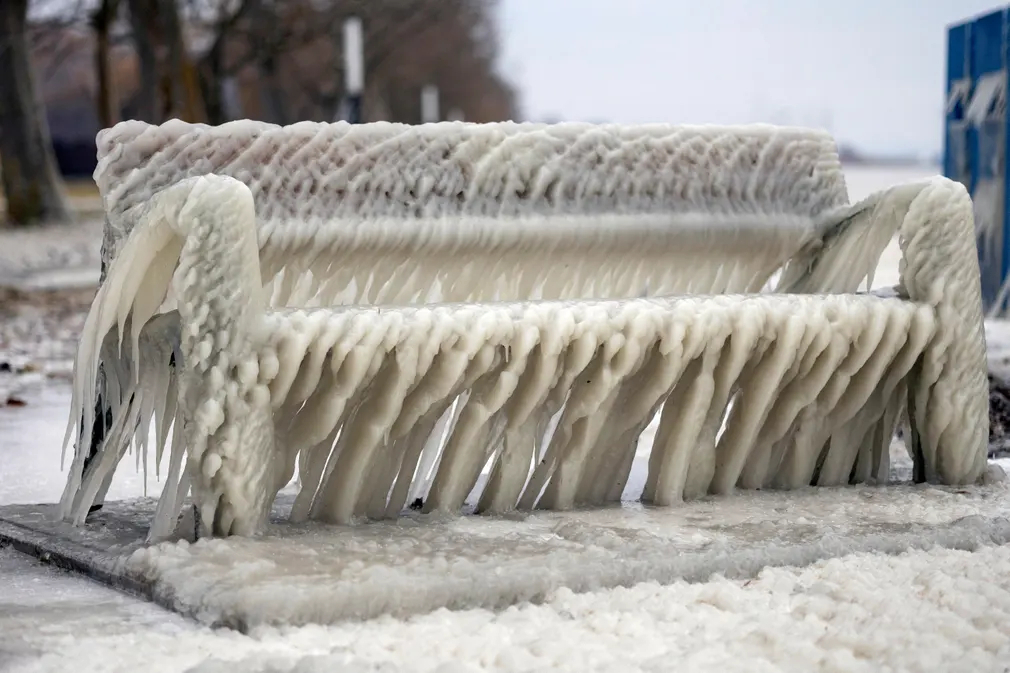 Băng bao phủ một chiếc ghế bên bờ hồ Balaton (Balatonfenyves, Hungary) khi nhiệt độ giảm xuống -6 độ C kèm theo gió mạnh. (Ảnh: György Varga/EPA)