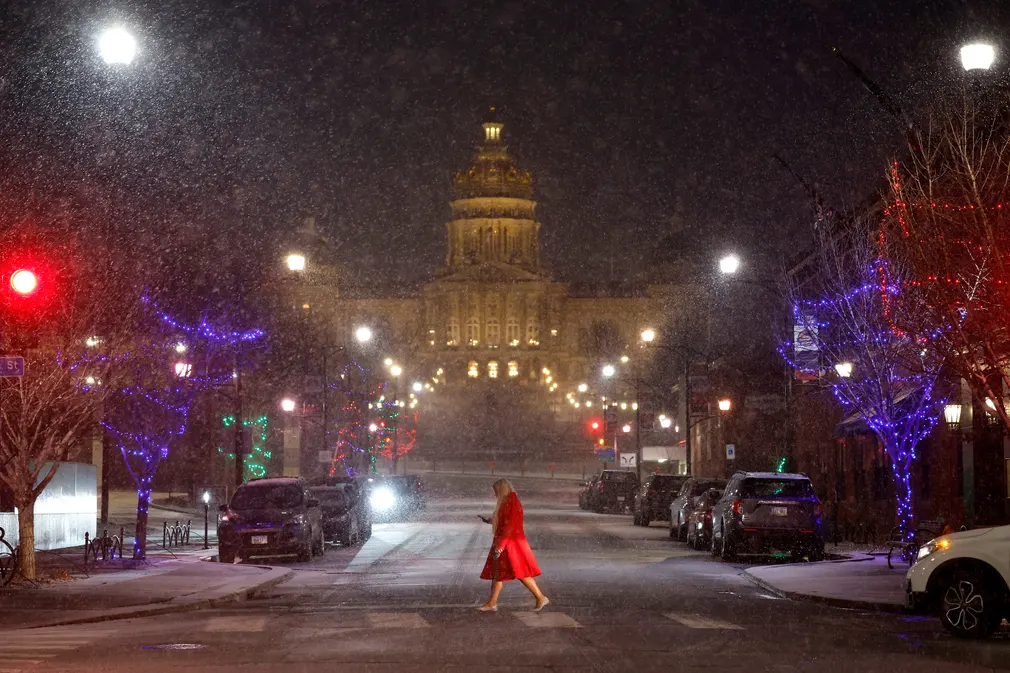 Người phụ nữ đi ngang qua tòa nhà Quốc hội bang Iowa (Mỹ) trong khi tuyết rơi. (Ảnh: Chip Somodevilla/Getty Images)