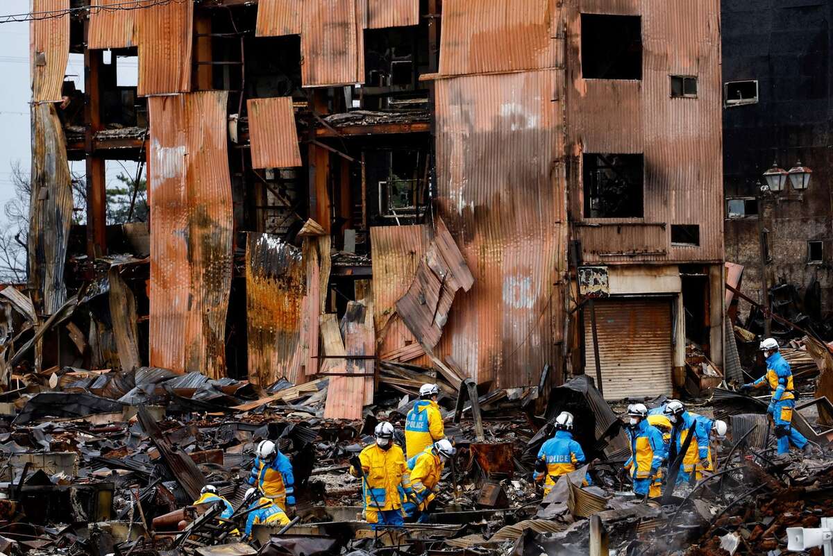 Cảnh sát tìm kiếm nạn nhân tại một căn nhà bị thiêu rụi sau trận động đất ở Wajima (tỉnh Ishikawa, Nhật Bản). (Ảnh: REUTERS/Kim Kyung Hoon)