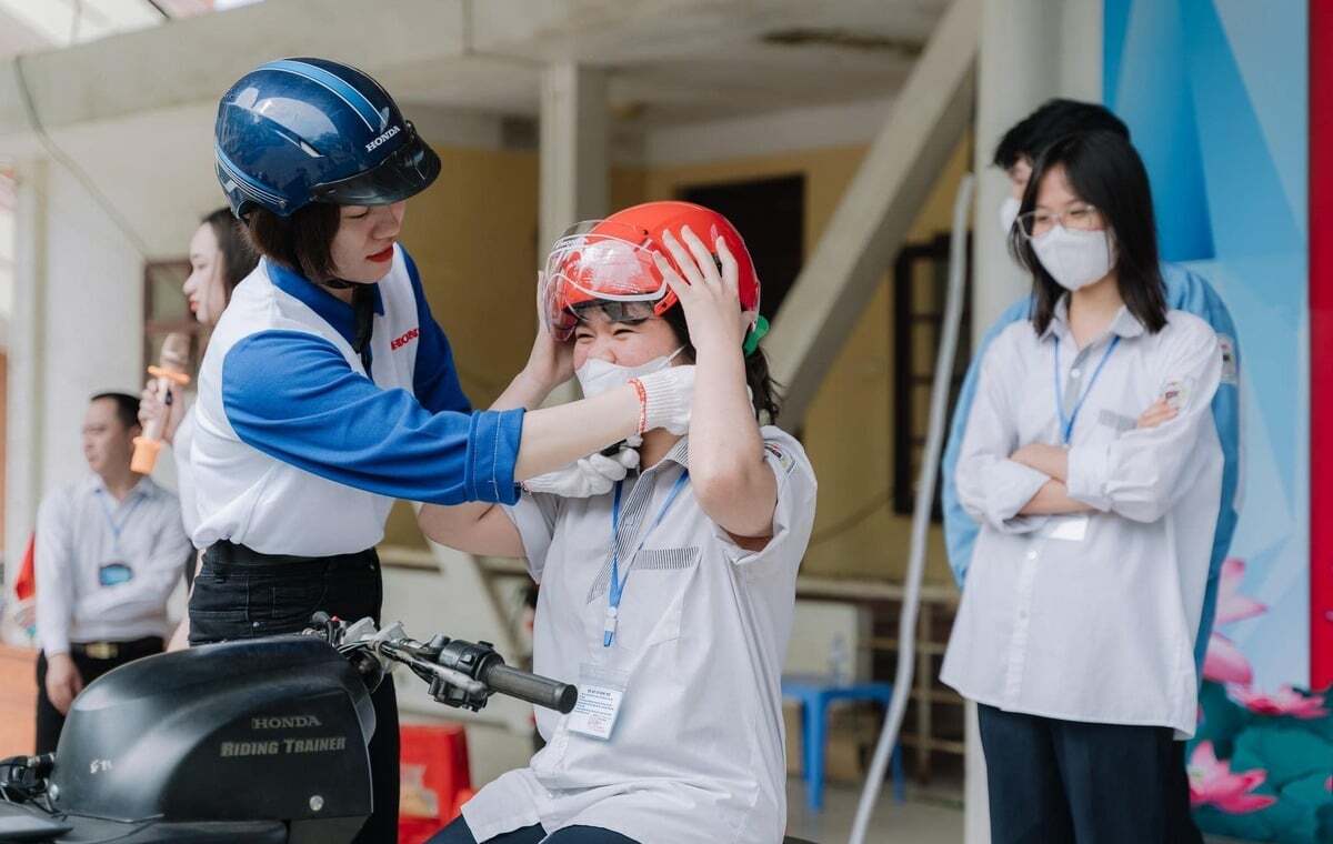 Một hoạt động tuyên truyền pháp luật về trật tư an toàn giao thông tại trường THPT Quế Võ số 1 (thị xã Quế Võ, tỉnh Bắc Ninh). (Ảnh: THT Media)
