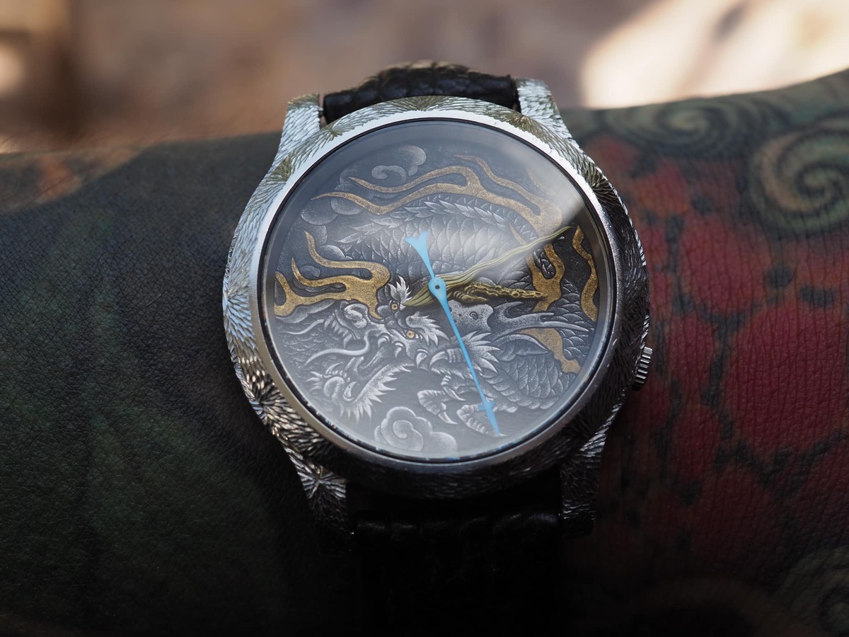 Những chiếc đồng hồ mang hình tượng con rồng được anh chế tác trưng bày thành một bộ sưu tập, cùng với đó được anh đeo hàng ngày. Với hình ảnh 