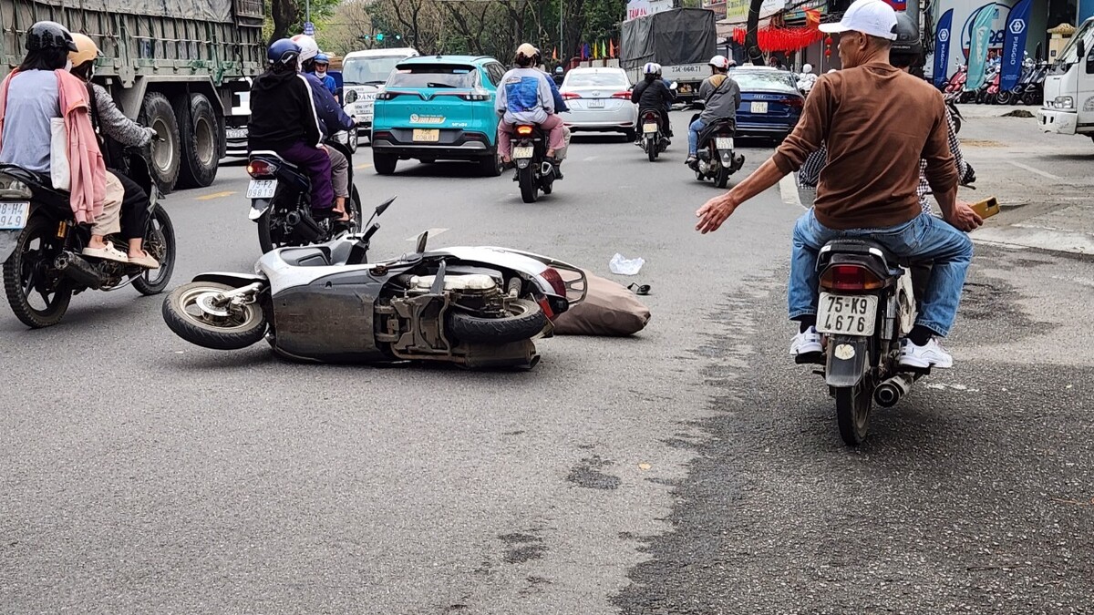 Chiếc xe gắn máy đầu tiên gặp nạn liên quan vụ tai nạn giao thông của ô tô hiệu Toyota Raize.