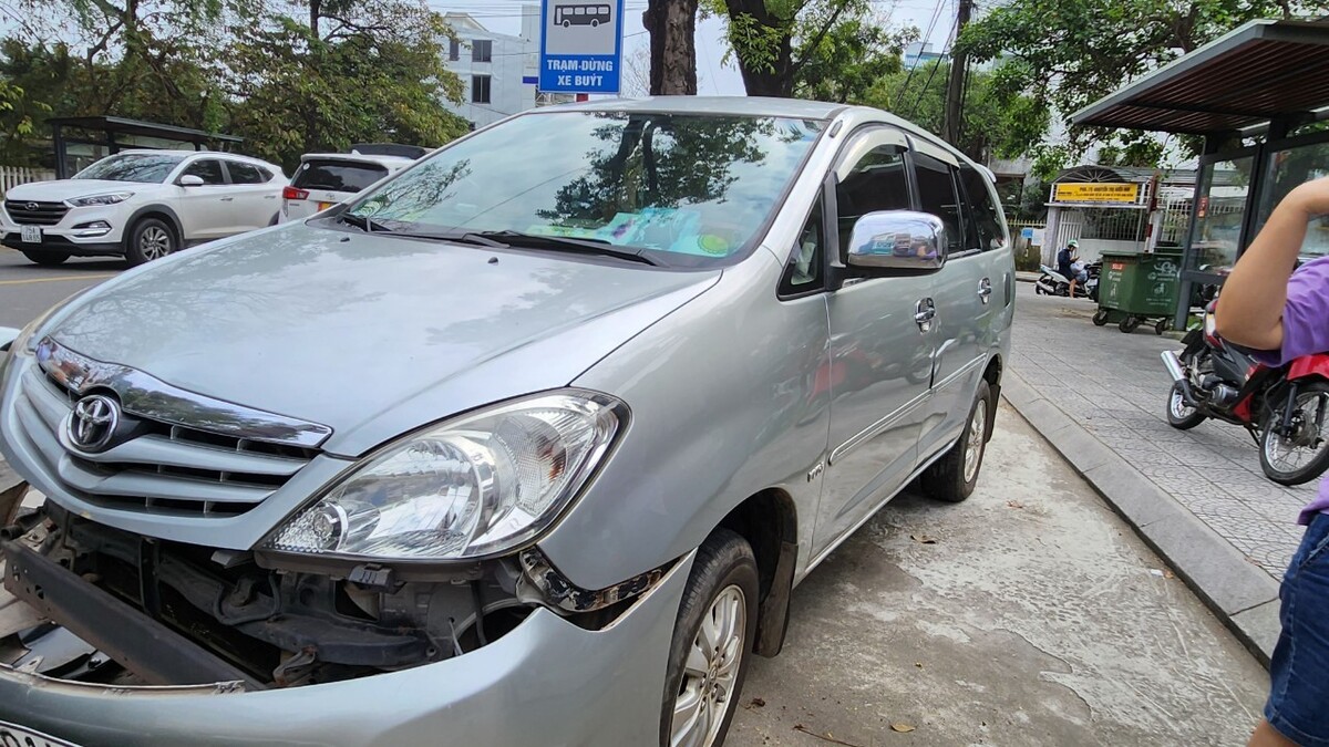 Chiếc Toyota Raize sau đó lạc lái tông hỏng phần đầu của chiếc Toyota Innova đang dừng đỗ bên đường.
