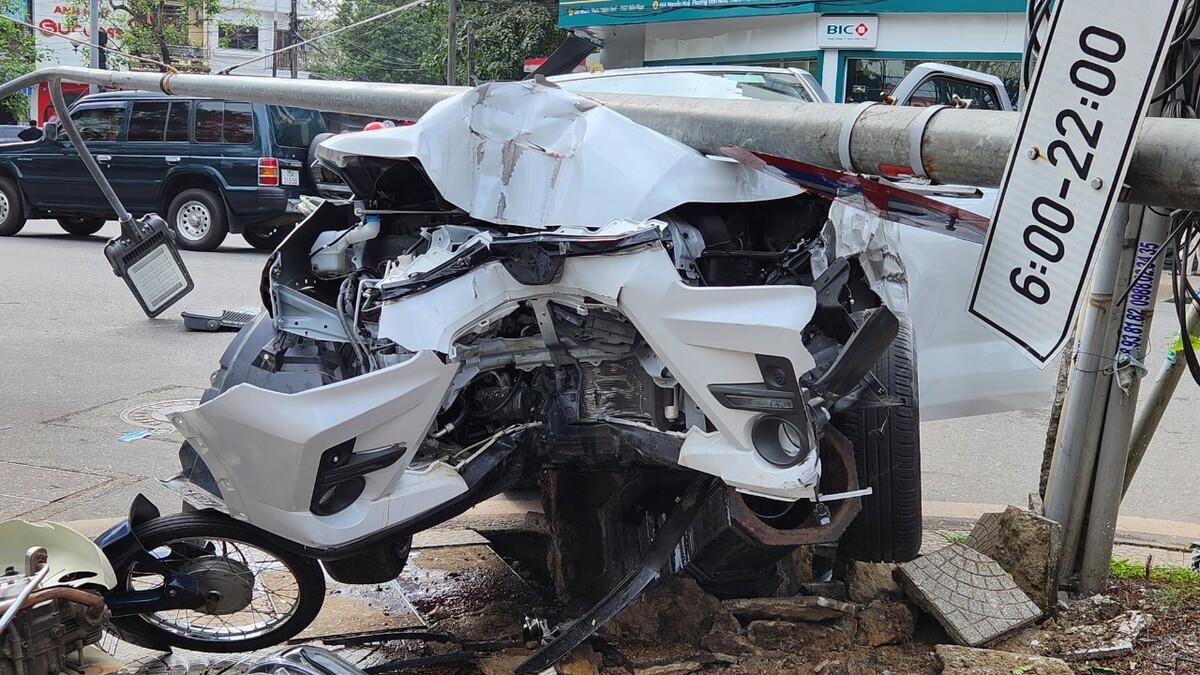 Ngay sau tai nạn, nam tài xế lớn tuổi điều khiển xe Toyota Raize đã rời khỏi hiện trường. Nguyên nhân vụ tai nạn giao thông hiện được cơ quan chức năng TP. Huế điều tra, làm rõ.Trong ảnh: Phần đầu của chiếc Toyota Raize bị vỡ nát do vụ tai nạn. Ảnh: N.V    