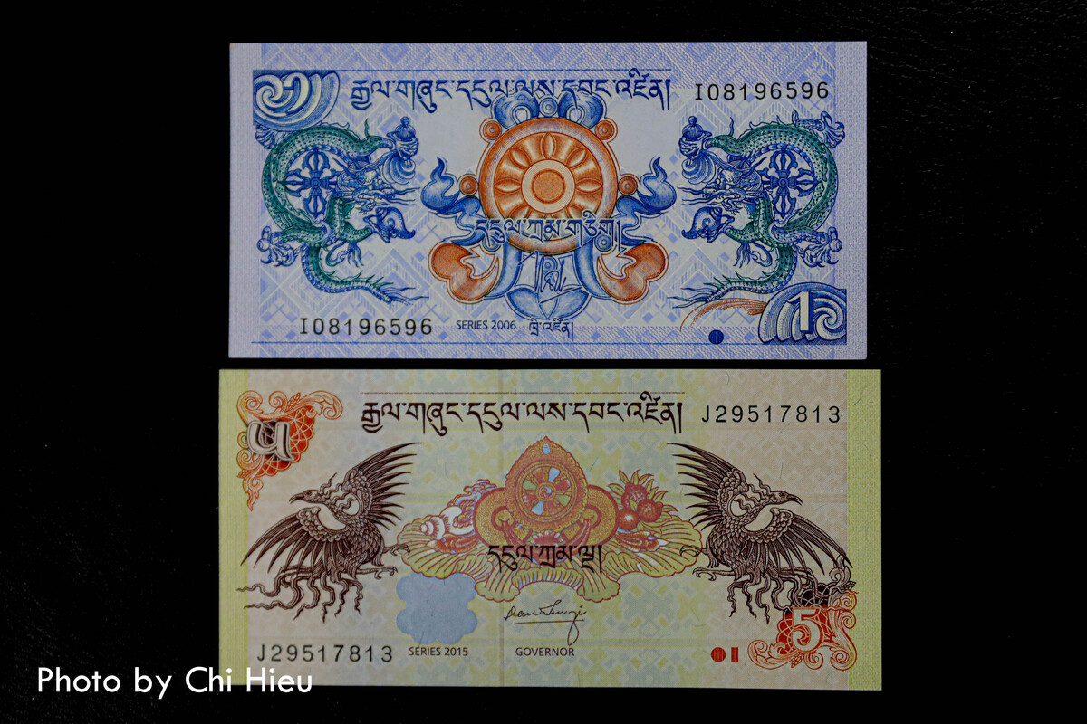 Cặp tiền rồng phượng của Bhutan, đất nước được ví là nơi hạnh phúc nhất thế giới được xem là loại tiền nổi bật nhất, bởi là tiền vẫn được lưu hành và có màu sắc hoa văn ấn tượng.