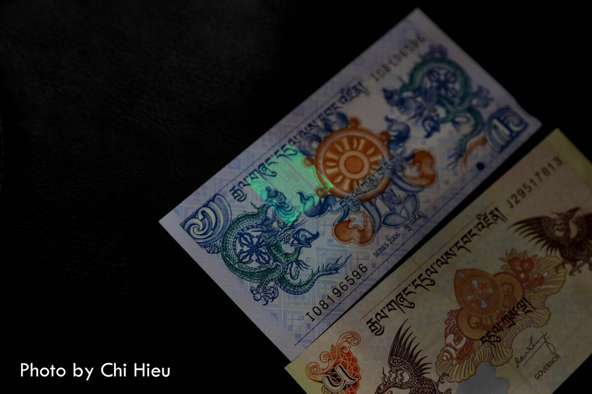 Trên tờ tiền có những biểu tượng bảo an in chìm.