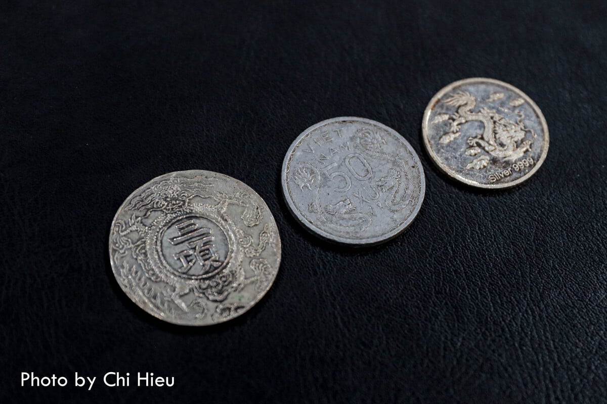 Bên cạnh những tờ tiền giấy thì tiền xu cũng được anh Hùng sưu tập, trong đó không ít những hình tượng rồng được thể hiện với những nét độc đáo qua từng thời kỳ.