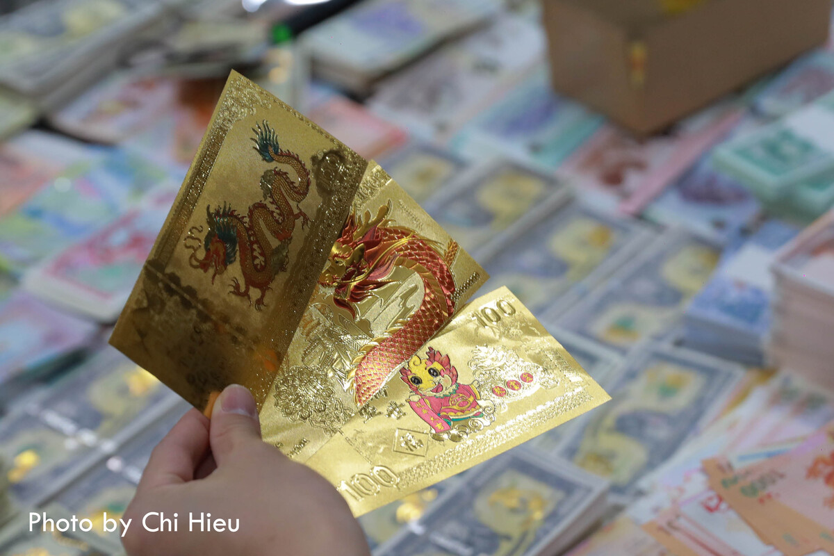 Những loại tiền lưu niệm với chất liệu plastic mạ vàng hình con rồng được xử lý rất chi tiết và bắt mắt, giá thành mỗi tờ chỉ khoảng vài chục nghìn đồng.