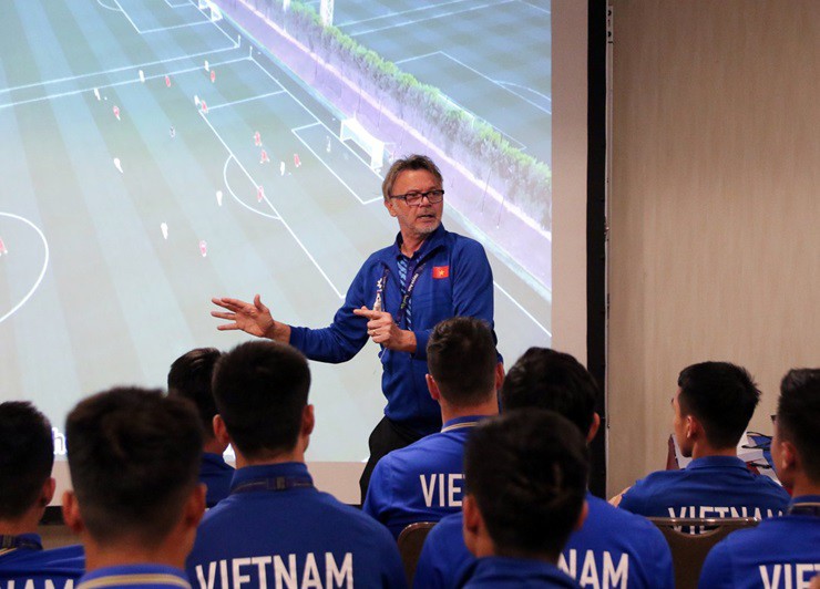 ĐT Việt Nam chốt danh sách cuối cùng dự Asian Cup 2023, HLV Troussier loại 4 cầu thủ