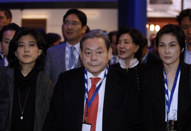 Ông Lee Kun Hee và các con tại một sự kiện năm 2012 - Ảnh: AP.