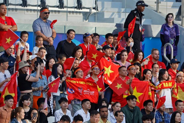 Người hâm mộ Việt Nam trên khán đài.  